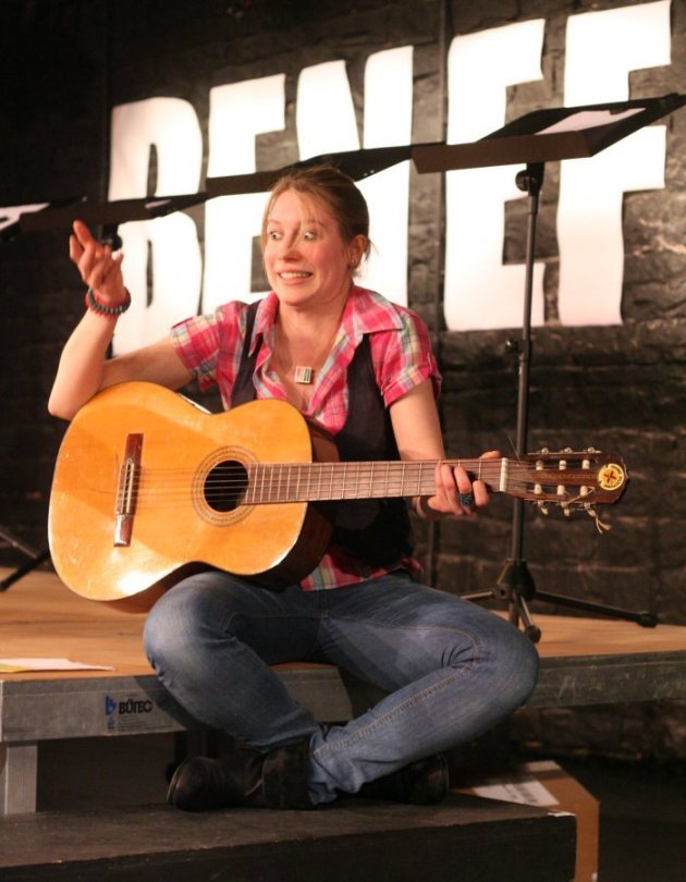 Szene aus Benefiz - Jeder rettet einen Afrikaner